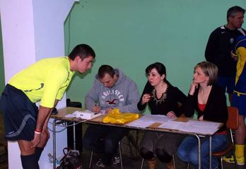 Grad bramek w policyjnych meczach