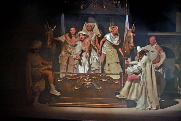 Turkusowy i luksusowy teatr zdrojowy