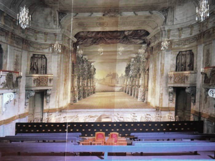 Turkusowy i luksusowy teatr zdrojowy