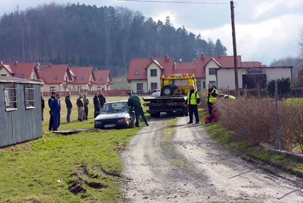 Po dużej wódce wjechali w boisko