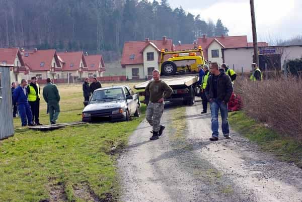 Po dużej wódce wjechali w boisko