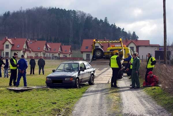 Po dużej wódce wjechali w boisko