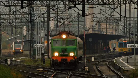 Elektrowozy kursujące na lokalnych liniach nie zawsze dają radę pociągnąć pod górkę 14 wagonów. Na zdjęciu – odjazd pociągu z dworca w Jeleniej Górze w kierunku Węglińca.