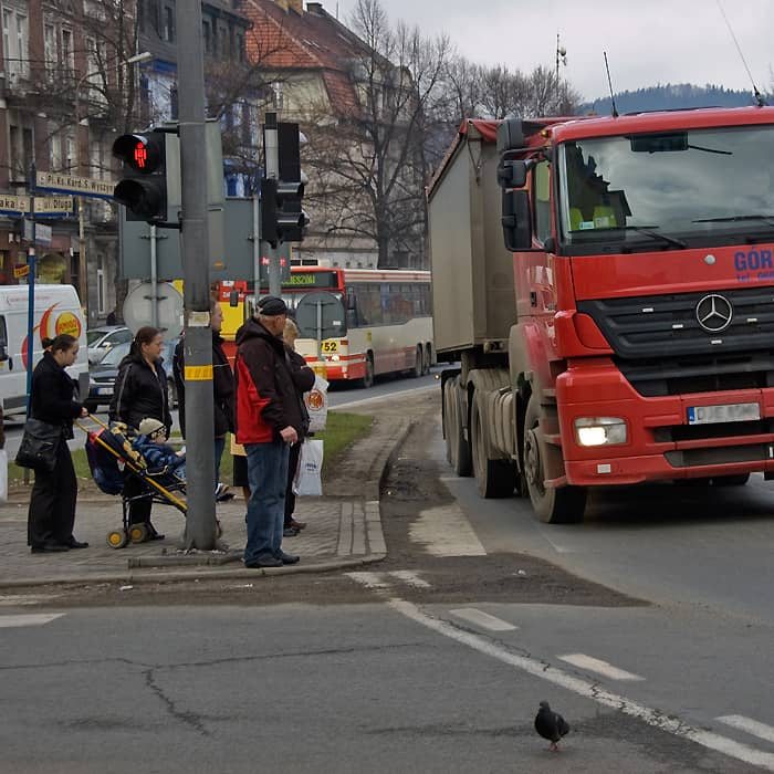 Zielone światło? Sprintem przez pasy!