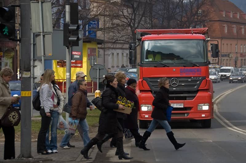 Zielone światło? Sprintem przez pasy!