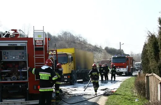 Ciężarówka w ogniu i dymie