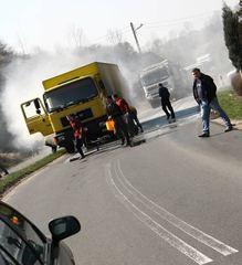 Ciężarówka w ogniu i dymie