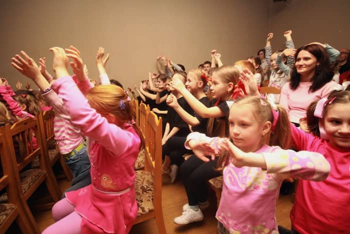 Publiczność w sali teatralnej