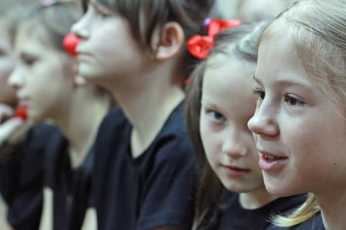 Publiczność w sali teatralnej