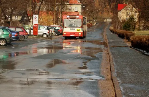 Fatalny stan nawierzchni ul. Głowackiego widać najlepiej po deszczu.
