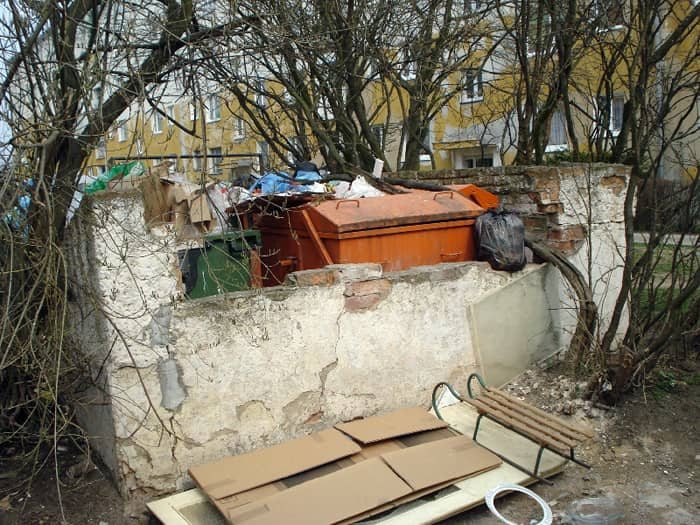 Skazani na podwórkowe śmietnisko