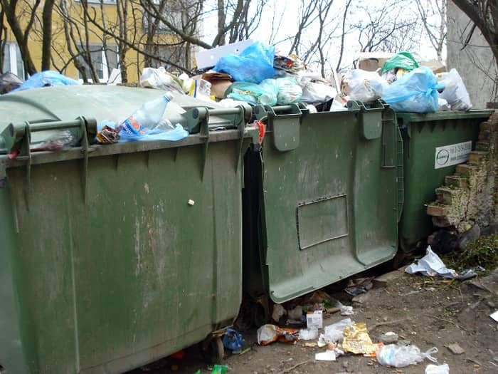 Skazani na podwórkowe śmietnisko