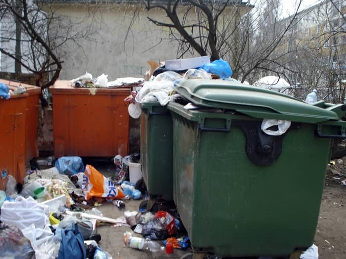 Skazani na podwórkowe śmietnisko