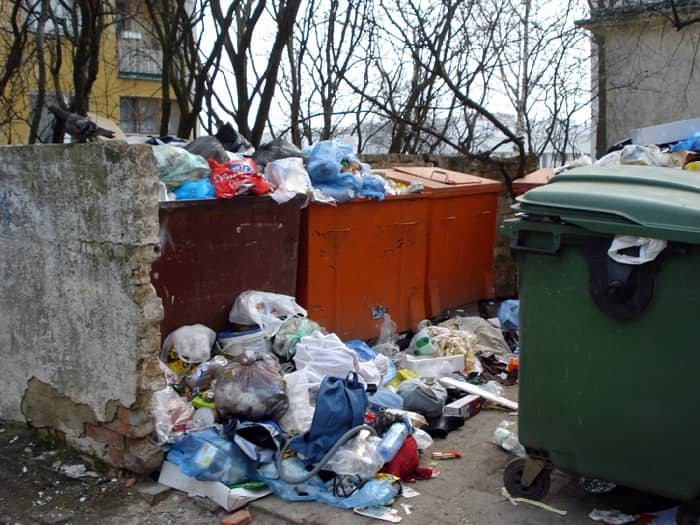 Skazani na podwórkowe śmietnisko