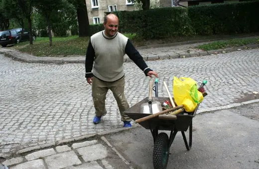 W pracach interwencyjnych wzięło udział wielu kowarskich Romów