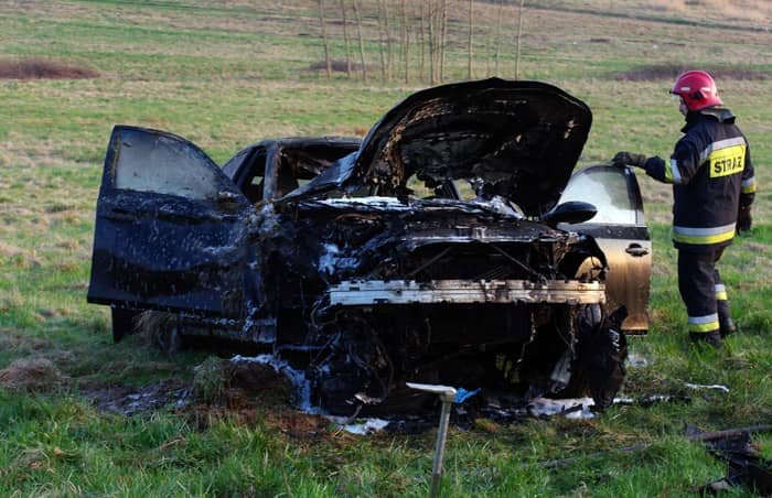 Na rogatkach miasta BMW w płomieniach
