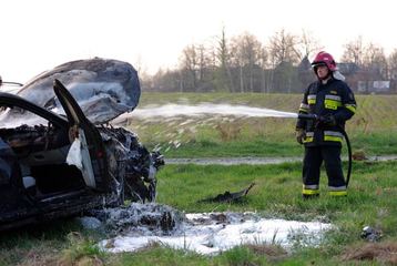 Na rogatkach miasta BMW w płomieniach