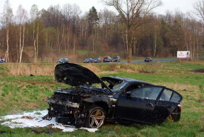 Na rogatkach miasta BMW w płomieniach