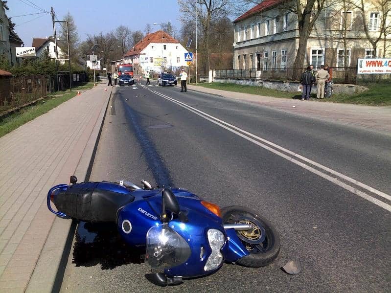 Bandyta na motocyklu zabił kobietę na pasach