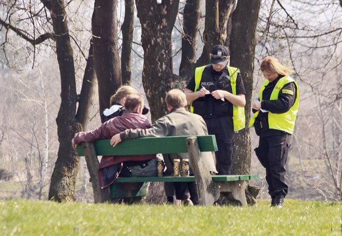 Zakazane małe jasne pod chmurką