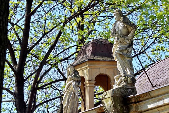 Na ratunek zniszczonym grobowcom