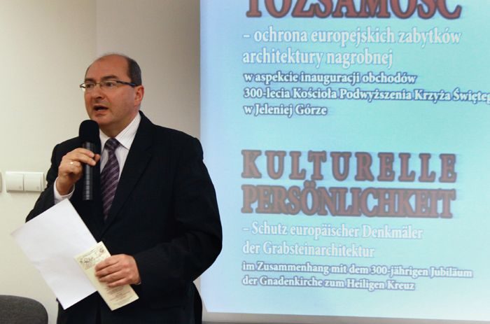 Marek Obrębalski podczas wczorajszej konferencji poświęconej ratowaniu grobowców przy Sanktuarium Podwyższenia Krzyża Świętego.