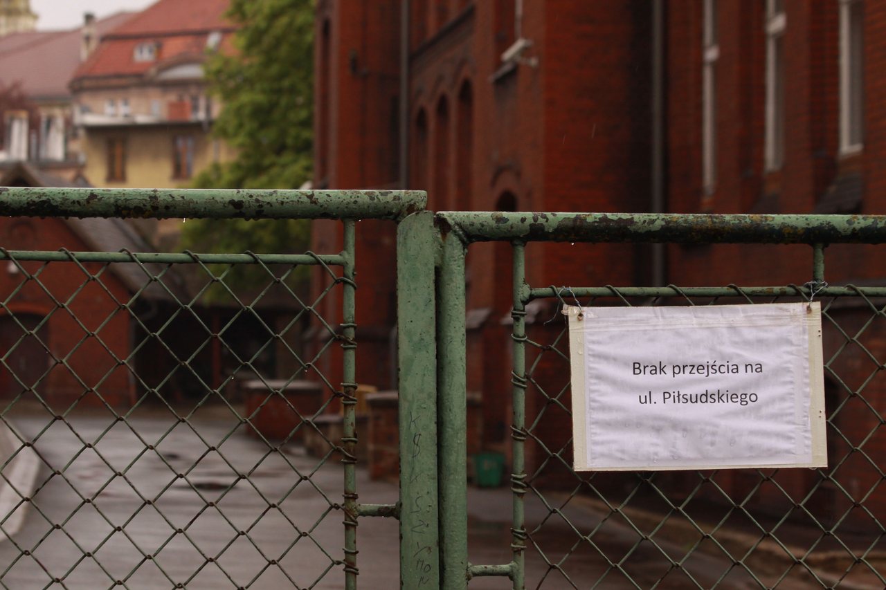 Dostęp do niektórych gimnazjów był dziś bardzo ograniczony, jak na przykład do