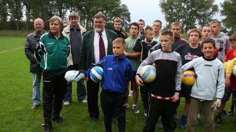 Działacze i zawodnicy KKS na należącym do AMW stadionie