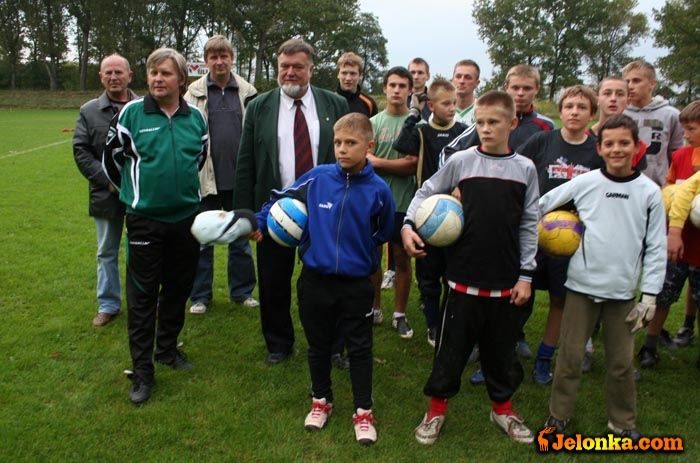 Działacze i zawodnicy KKS na należącym do AMW stadionie