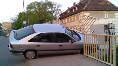 Renault zawieszony nad torowiskiem