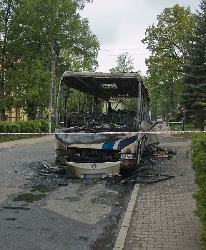 Gorąca noc przed hotelem – autobus w ogniu