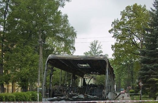 Gorąca noc przed hotelem – autobus w ogniu
