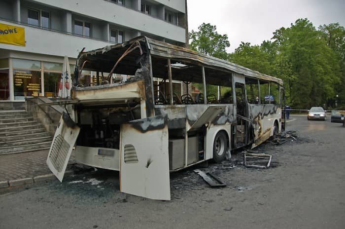 Gorąca noc przed hotelem – autobus w ogniu