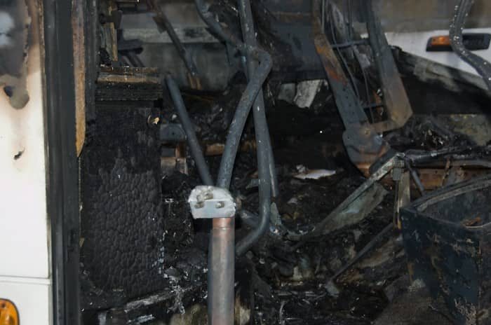 Gorąca noc przed hotelem – autobus w ogniu