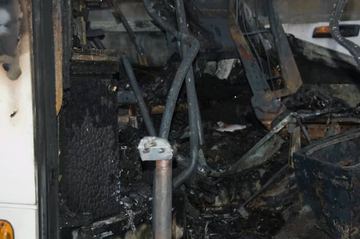Gorąca noc przed hotelem – autobus w ogniu