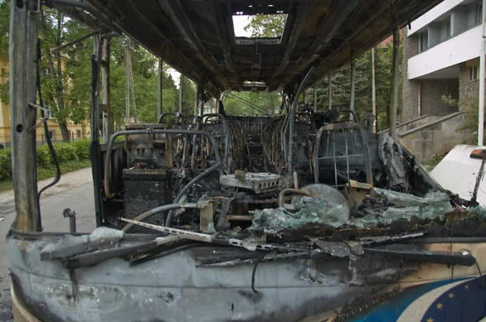 Gorąca noc przed hotelem – autobus w ogniu