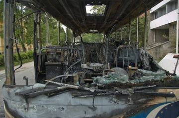 Gorąca noc przed hotelem – autobus w ogniu