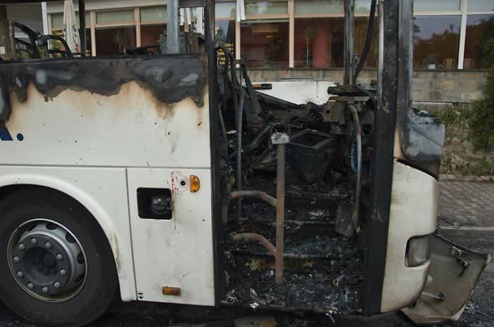 Gorąca noc przed hotelem – autobus w ogniu