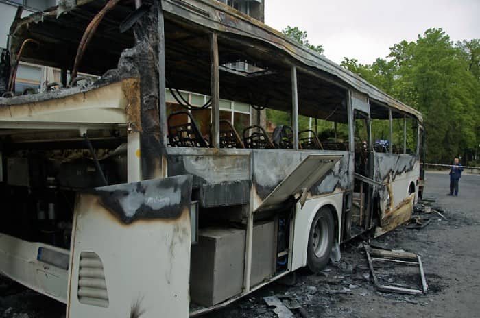 Gorąca noc przed hotelem – autobus w ogniu