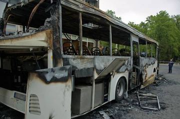 Gorąca noc przed hotelem – autobus w ogniu