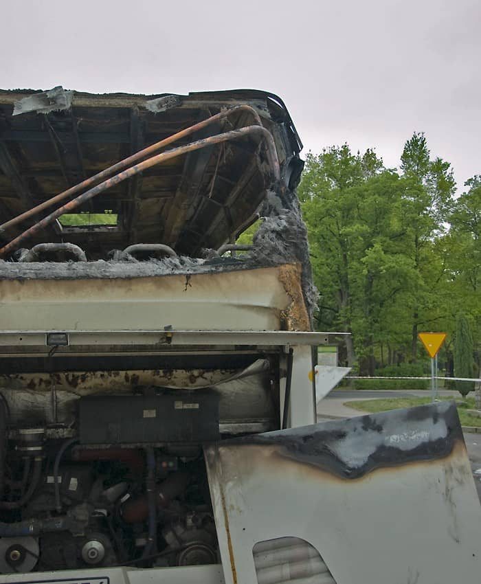 Gorąca noc przed hotelem – autobus w ogniu