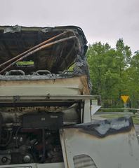 Gorąca noc przed hotelem – autobus w ogniu