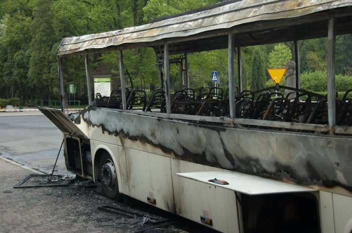 Gorąca noc przed hotelem – autobus w ogniu