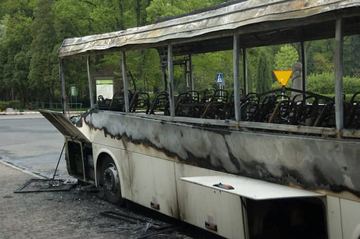 Gorąca noc przed hotelem – autobus w ogniu