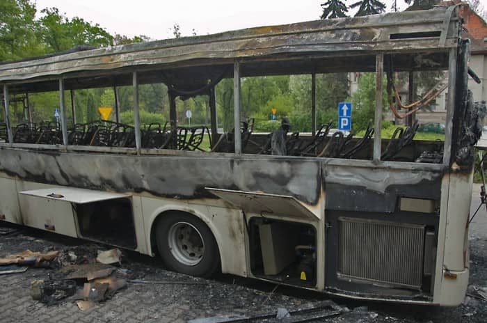 Gorąca noc przed hotelem – autobus w ogniu