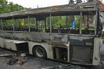 Gorąca noc przed hotelem – autobus w ogniu