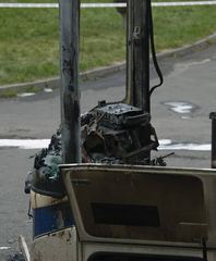 Gorąca noc przed hotelem – autobus w ogniu