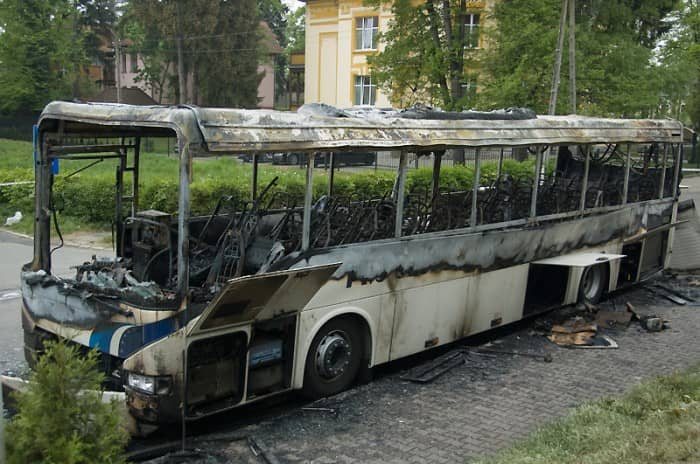 Gorąca noc przed hotelem – autobus w ogniu