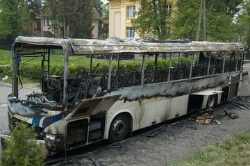 Gorąca noc przed hotelem – autobus w ogniu