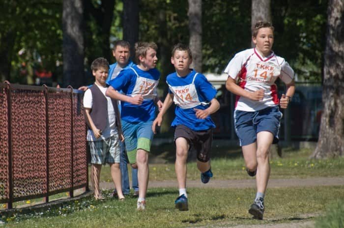Biegacze na starcie XXI Crossu Cieplickiego